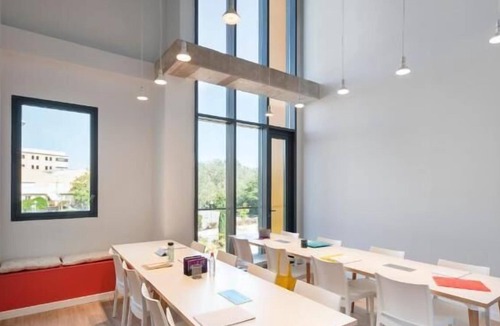 Milagrosa Apartment | Modern Studio with High-Speed Wi-Fi in Pamplona