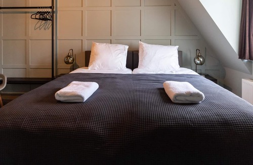 Overveen Hotel | Mr. Lewis