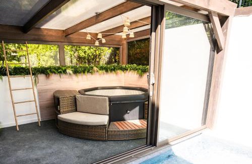 Bagnols-sur-Ceze Apartment | NUXIA Suites&SPA - L'Art Design