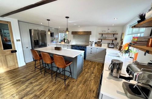 Pulham Cottage | OLD POST OFFICE, pet friendly, with hot tub in Sherborne