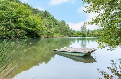 Chalabre House | On the shore of two lakes welcomes you this practical wooden chalet with a large terrace.