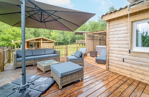 Chalabre House | On the shore of two lakes welcomes you this practical wooden chalet with a large terrace.