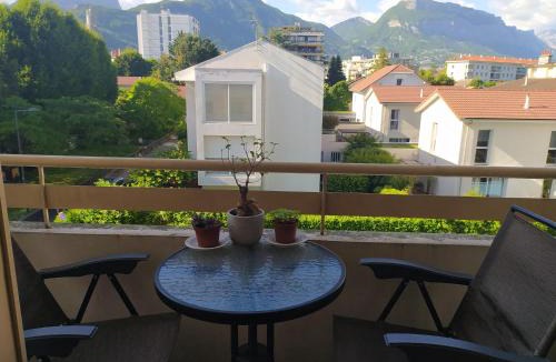 Quartier Exposition-Bajatiere Apartment | One person one room or two people or more entire apartment