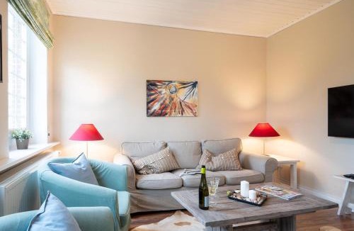 Rabenholz Apartment | Ostseeurlaub auf Gutshof mit Kamin, Sauna und eingezäuntem Garten