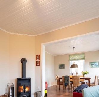 Rabenholz Apartment | Ostseeurlaub auf Gutshof mit Kamin, Sauna und eingezäuntem Garten