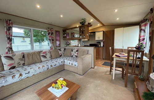 Cowes House | Paws a While! caravan with uninterrupted views of Solent and direct beach access