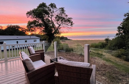 Cowes House | Paws a While! caravan with uninterrupted views of Solent and direct beach access