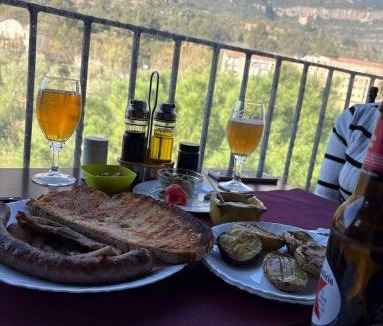 Monistrol de Montserrat Apartment | piso con desayuno incluido y vistas a la montaña.