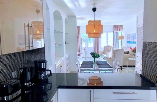 Sitio de Calahonda Apartment | Playa Lucera Beautiful 3 bed. 2 bath front-line beach house