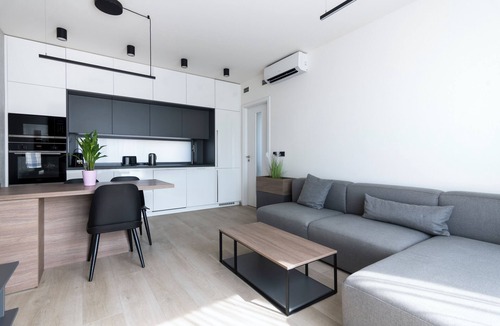 Prague 5 Apartment | Premium Spacious Top-Floor with A/C, 𝗙𝗿𝗲𝗲 𝗣𝗮𝗿𝗸𝗶𝗻𝗴, 200Mb WiFi