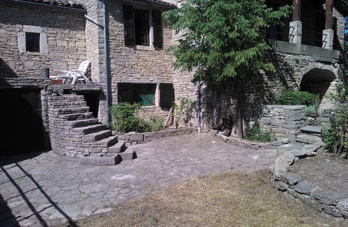 Pompignan House | Provencal farmhouse with swimming pool in a domain of 4 ha in the middle of the village
