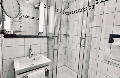 Unterrath Hotel | Queen Single Apartment