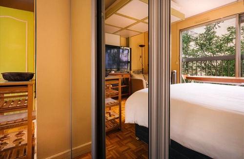 Quartier Saint-Ambroise Condo | quiet and comfortable studio steps away from le marais