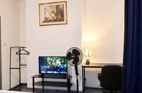Wolverhampton House | Quiet Double Room with TV, Workspace & Fast Wi-Fi