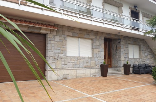 Boiro House | Quiet holiday home for up to 10 people, with garden, near the beach