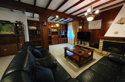 Boiro House | Quiet holiday home for up to 10 people, with garden, near the beach