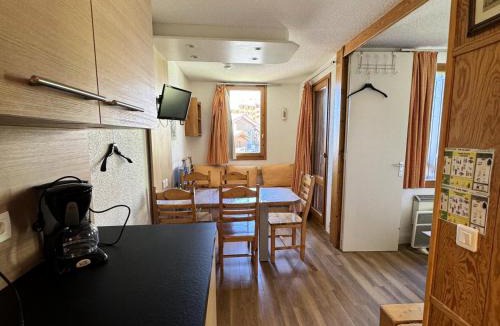 Belle Plagne Apartment | Résidence Pierre De Soleil - Studio cosy · Skis aux pieds MAE-3617