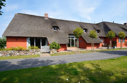 Midlum House | "Relaxation and adventure at Reethus Dörpsend: your perfect vacation!"