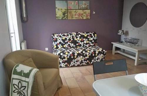 Notre-Dame-de-Londres House | Relaxing stay facing the Peak
