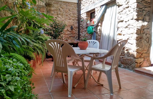 Hoyos Cottage | Restored town center with footbolin