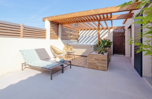 Le Somail House | Romantic suite with private jacuzzi - reversible air conditioning - near Canal du Midi