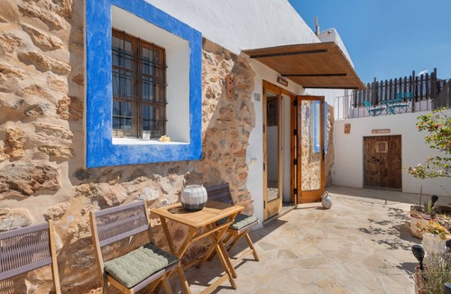 Sant Carles de Peralta Apartment | Room 'Almendro' with Mountain View, Wi-Fi and Air Conditioning