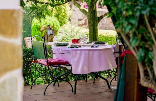Marina de Cudeyo Apartment | Room 'Dalia' with Mountain View, Shared Terrace and Wi-Fi