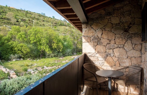 San Juan de Gredos Apartment | Room 'Junior Suite Almanzor' with Mountain View, Private Terrace and Wi-Fi