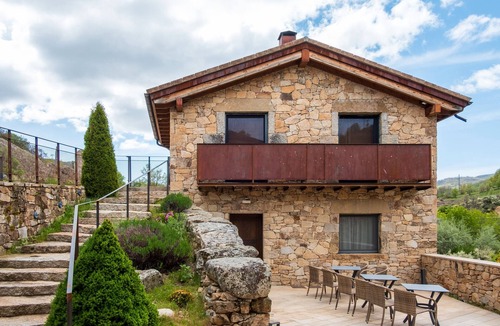 San Juan de Gredos Apartment | Room 'Junior Suite Almanzor' with Mountain View, Private Terrace and Wi-Fi
