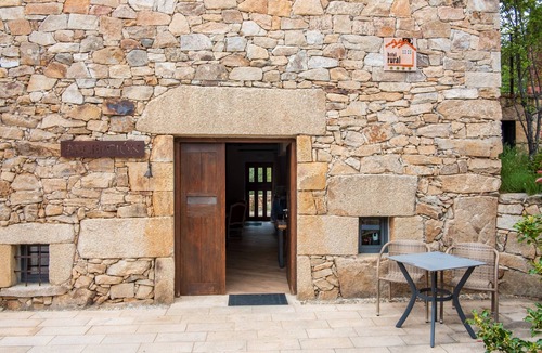 San Juan de Gredos Apartment | Room 'Junior Suite Almanzor' with Mountain View, Private Terrace and Wi-Fi