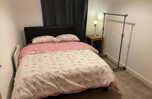 Wolverhampton House | Room with private bathroom near train station