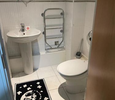 Wolverhampton House | Room with private bathroom near train station
