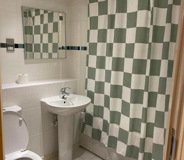 Wolverhampton House | Room with private bathroom near train station