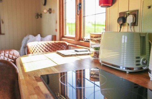 St Harmon Cottage | Rose - a shepherds hut that sleeps 2 guests in 1 bedroom