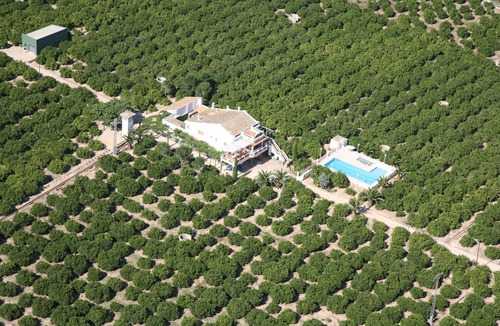 Polinya de Xuquer Cottage | rural farmhouse located in an orange farm itself
