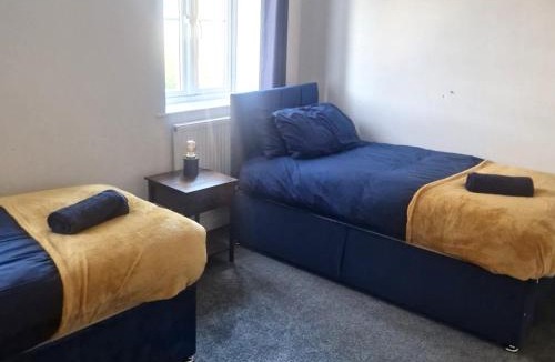 Rushden House | Rushden 3 BD 2 Bath Parking