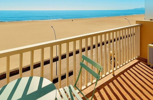 Saint-Nazaire Apartment | Sea View Escape – Top Floor, A/C, Wi-Fi, Beach