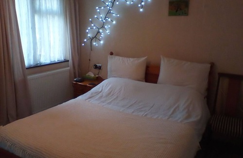 Haversham Apartment | Situated down a tree lined, no through road. Close to shops and restaurants.