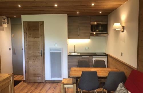 Meribel-Mottaret Apartment | SKIS ON FOOTS-WIFI- GARAGE (optional) -NICE VIEW-2 ROOMS
