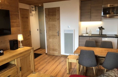 Meribel-Mottaret Apartment | SKIS ON FOOTS-WIFI- GARAGE (optional) -NICE VIEW-2 ROOMS