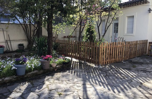 Cadereau House | Small detached house with fenced garden area! All in comfort!