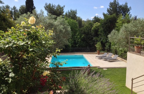 Sud House | South-facing Aix en Provence house, shady enclosed garden, swimming pool, view, very quiet.