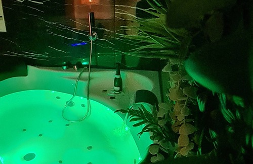 Macon Apartment | Spa, sauna, tropical rain sky, complimentary bottle, romantic night
