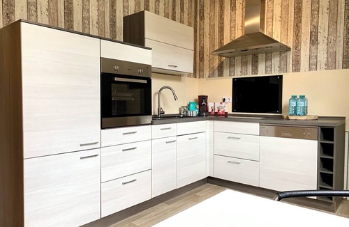 Gleichen Apartment | Space for a group, family & pets in a vacation apartment near the lake & garden
