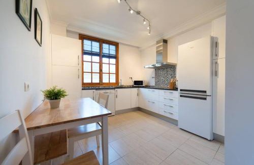 Vegueta Apartment | Spacious Apartment with Terrace in Las Palmas 80 sqm A/C