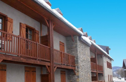 Vignec Apartment | Spacious 2-Room Cabin for 6 with Terrace, Pool Access & Nearby Shuttle