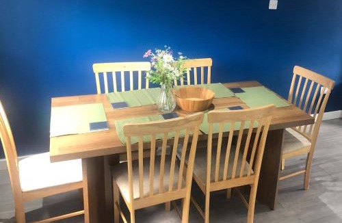 Cradley House | Spacious 3 Bed House in Quinton Sleeps 7