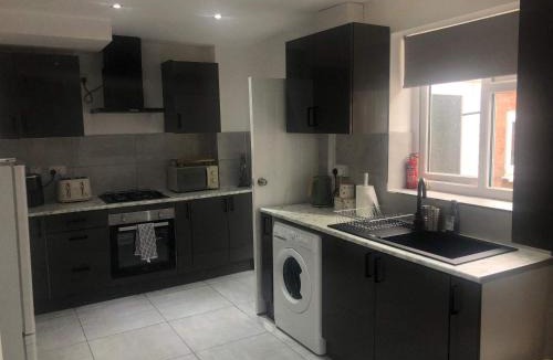 Cradley House | Spacious 3 Bed House in Quinton Sleeps 7