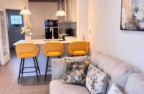 Reading House | Spacious 3BR Home | 3 Parking | Offers Weekly Stay
