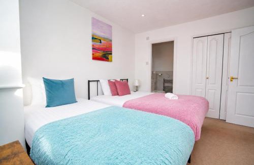 Milton Keynes House | Spacious 4 Bed Detached with Free Parking Sleeps 11